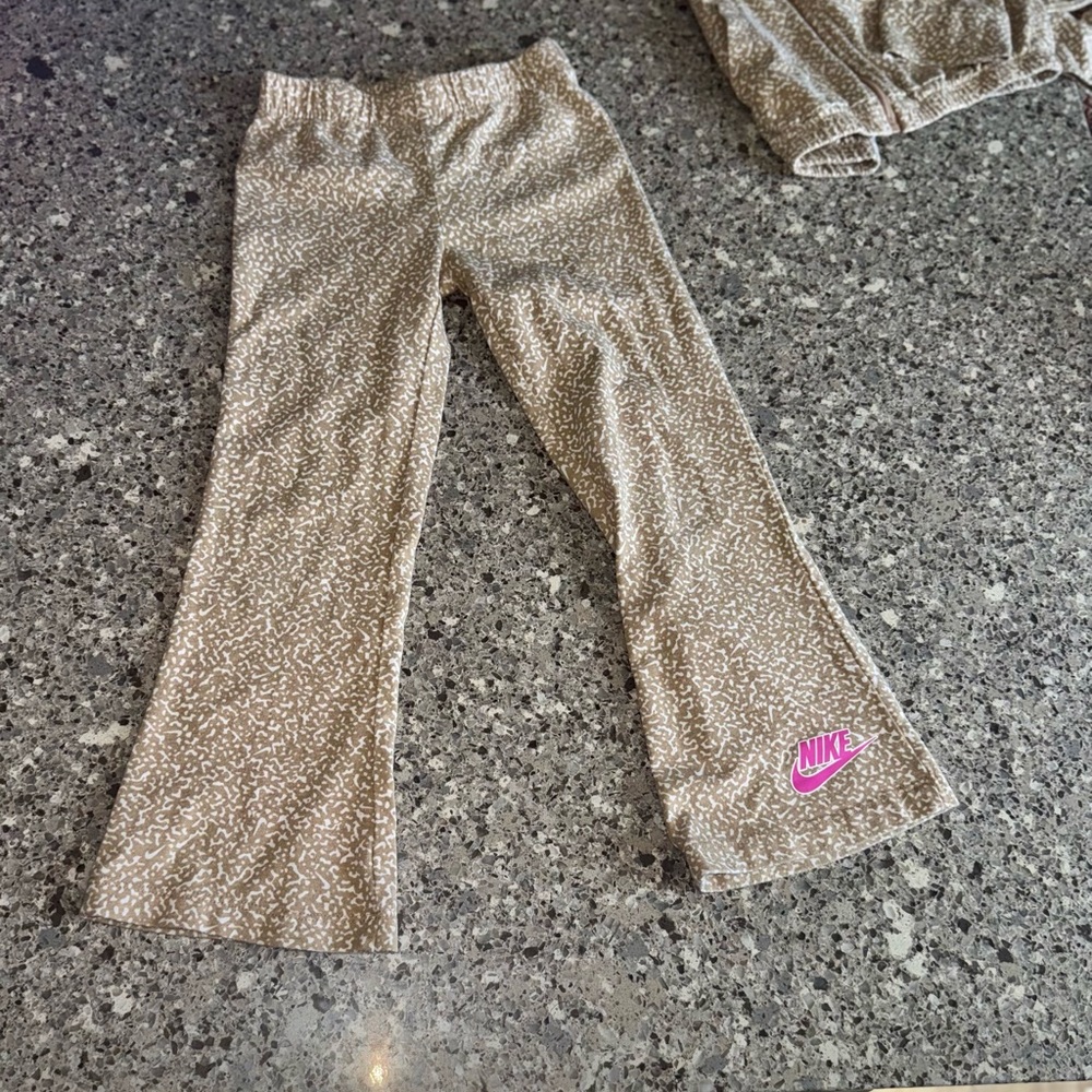 Nike l Kids' Notebook Allover Print Jacket And Leggings Set l Size: small (5/6) - Picture 7 of 12
